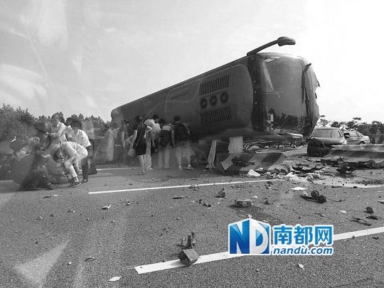 現(xiàn)場大客車側(cè)翻，玻璃碎落一地，車身卡在路邊水泥護欄上。 目擊者供圖