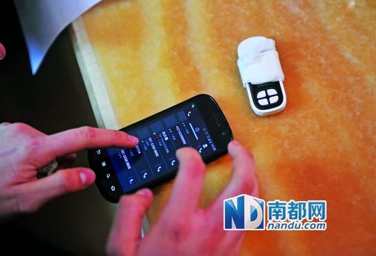 一個(gè)號(hào)碼為021-62588800的電話自稱(chēng)上海靜安區(qū)公安分局，騙走了小程148萬(wàn)。記者 梁煒培 攝