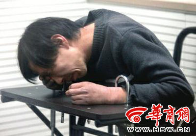 3月29日，多次騷擾孕婦的賈某在公安蓮湖分局接受訊問(wèn)