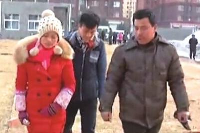 “失蹤”后又回家的越南新娘小吳(左)和家人到警方報案。視頻截圖