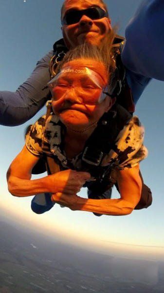 閔老太太正在體驗高空跳傘。