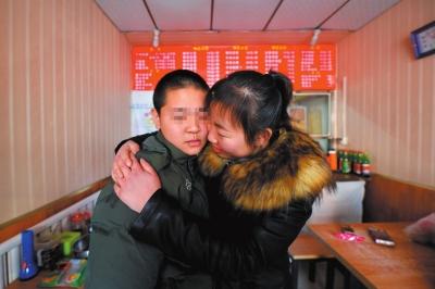 何女士找到了兒子小新后，把兒子緊緊抱在懷里。京華時(shí)報(bào)記者趙思衡攝
