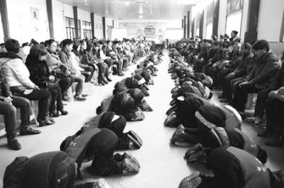 學(xué)生們?cè)诶蠋煹闹笇?dǎo)下，一起給父母下跪謝恩。微博截圖
