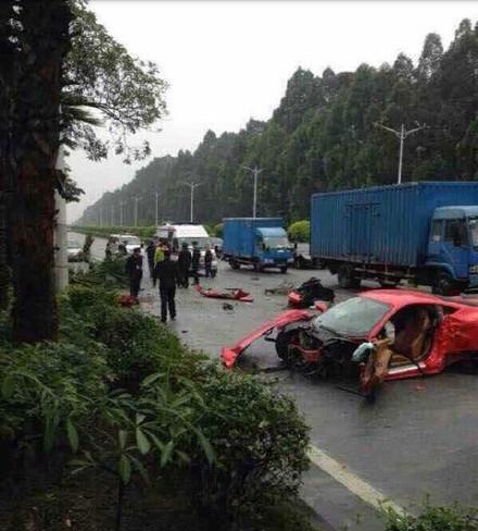佛山法拉利撞大樹(shù)后斷成兩截 車主安然無(wú)恙(圖)