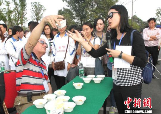 圖為外國友人品嘗揚州炒飯。