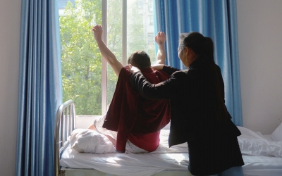 出院前，窗外透進一道陽光，打在他的身上。