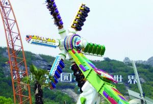 3月28日零點剛過幾分鐘，上海迪士尼6月16日開園日的門票就宣告售罄，巨大的訪問量一度導致票務系統(tǒng)出現(xiàn)間歇性故障，被網(wǎng)友調(diào)侃“激烈程度堪比春運”。網(wǎng)上甚至有“黃?！睂⒁粡堥_園門票炒到幾千元。