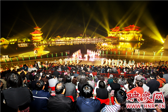 世界旅游城市市長論壇與會(huì)嘉賓赴清明上河園考察