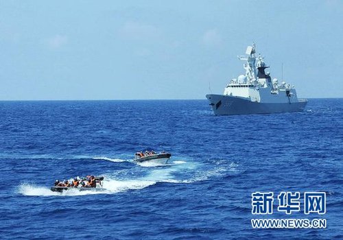3月28日，十余名臨檢拿捕隊(duì)員從玉林艦出發(fā)，乘小艇駛向模擬可疑商船的艦只。