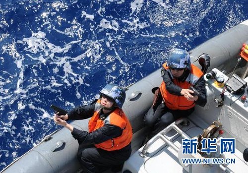 　3月28日，十余名臨檢拿捕隊(duì)員乘小艇駛至模擬可疑商船下方水面。