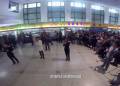 火車站候車大廳紅歌快閃迎國慶！百人互動(dòng)，震撼現(xiàn)場嗨翻天！