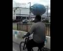 開掛民族騎車頭頂煤氣罐，原地耍酷 腳不離車 飄逸