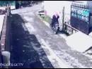 逗比劫匪騎車(chē)搶劫女子，反被女子奪車(chē)逃走