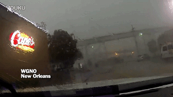 好可怕！大風(fēng)把火車從橋上吹了下來