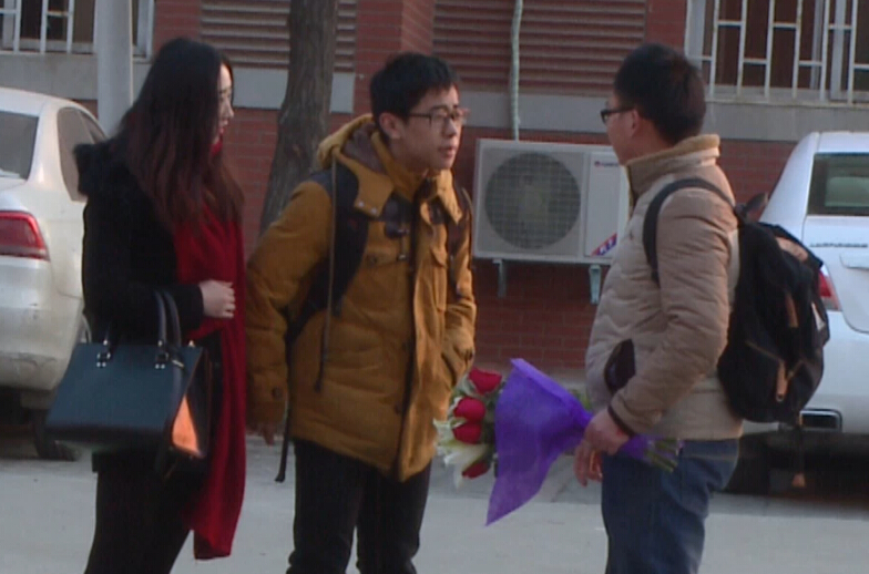 美女請(qǐng)你假裝其男友拒絕追求者，你會(huì)怎么辦？