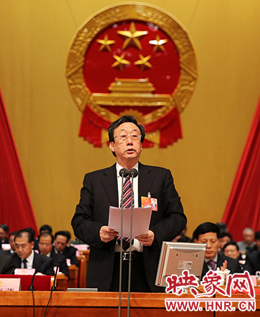 在表決通過各項決議后，省委書記、省人大常委會主任郭庚茂作出講話