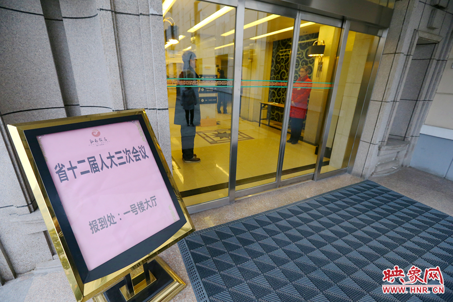 1月14日，人大代表陸續(xù)來到駐地報(bào)到