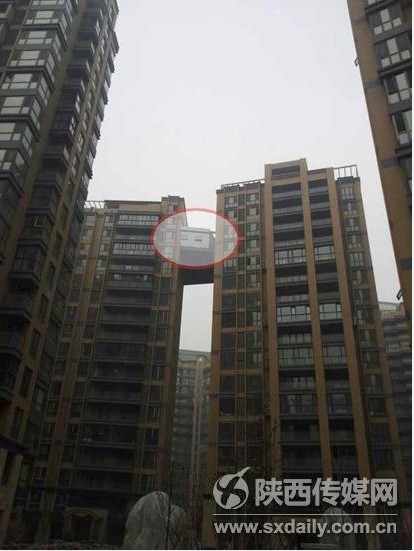 西安現(xiàn)最?！疤鞓颉?兩樓之間建起“空中走廊”