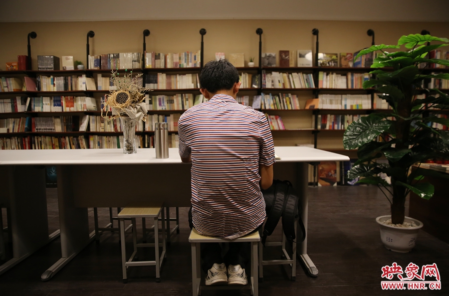 5月23日晚，鄭州一家24小時（周五、周六）書店營業(yè)。慕名而來的客人在看書。