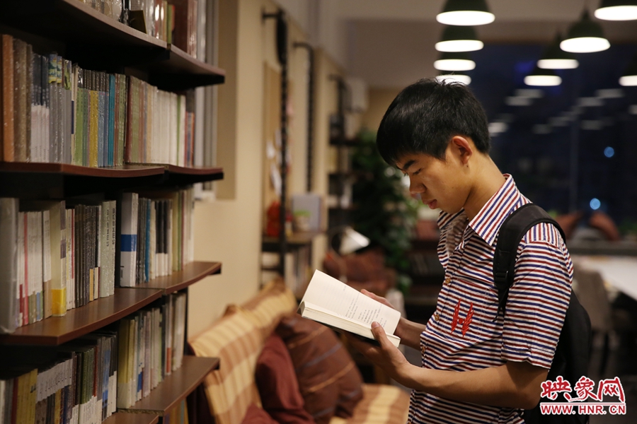 袁丙鵬，22歲，某大學(xué)大三學(xué)生：在適合的環(huán)境里看書，才能看出境界。