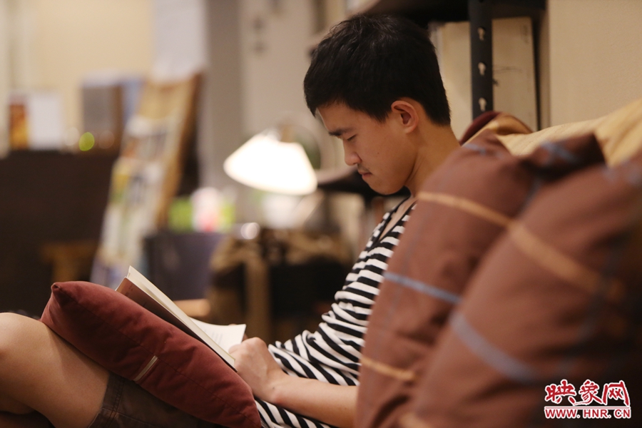 徐浩然，24歲，圖書編輯：在書店看紙質(zhì)書，意境會更深一些。