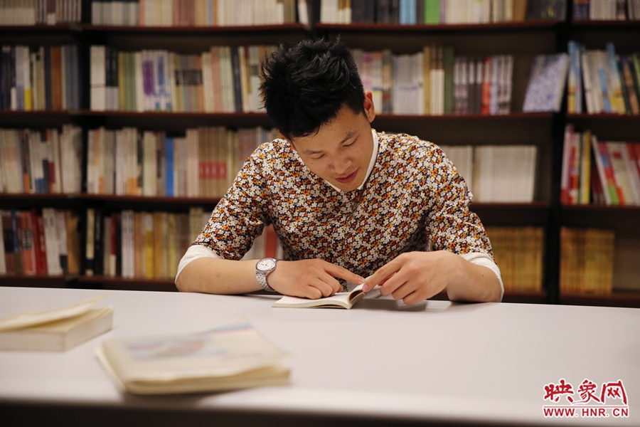 李恒，26歲，私營業(yè)主：喜歡撫摸紙質(zhì)書的感覺。