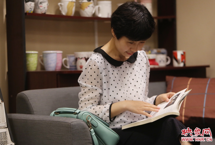 毛韶華，年齡保密，文字工作者：紙質(zhì)書是營養(yǎng)餐，電子書是快餐。