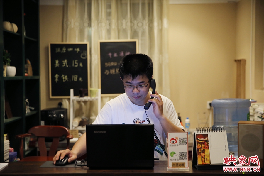 店長小博，由于書店搬遷至此，經(jīng)常接詢問地址的電話。