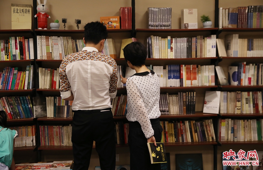看書的人。