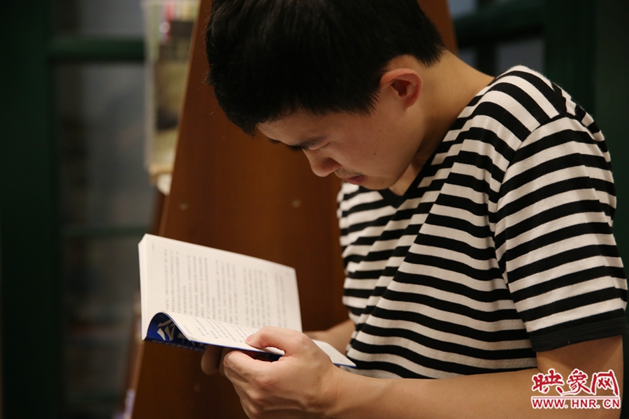 看書的人。